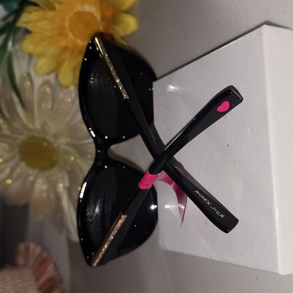 NWT BETSEY JOHNSON SUNGLASSES - Picture 4 of 6